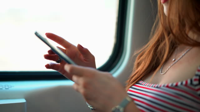Geschäftsmann-Reisenden-im-Zug-bewegen-prüft-soziale-Netzwerk-und-schreiben-Text-auf-ihr-Handy-Gerät-durchgeführt