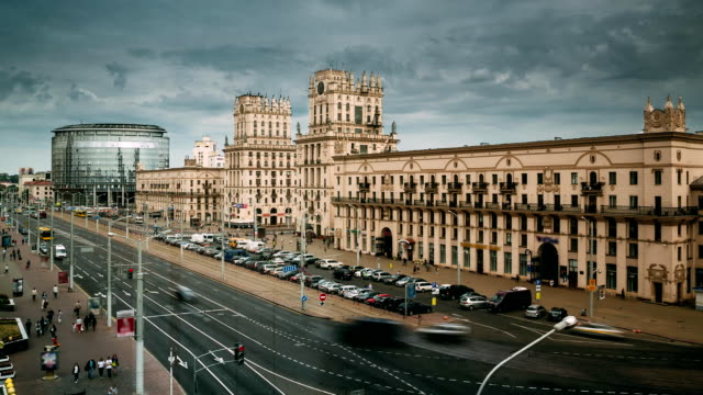 Minsk,-Weißrussland.-Zwei-berühmte-Bauten-Türme---Tore-von-Minsk,-Bahnhofsplatz.-Sowjetischen-Erbe