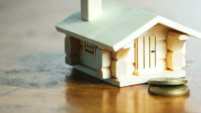 Hipoteca-préstamos-y-bienes-raíces-fiscales-macro-concepto-financiero,-modelo-de-Casa-Escandinava-y-monedas,-UHD,-4K,-23.976fps