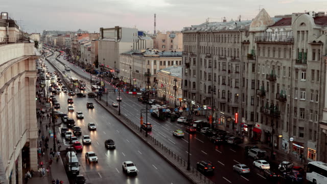 Gente-y-coches-que-se-mueven-a-lo-largo-de-la-perspectiva-de-San-Petersburgo-por-la-noche