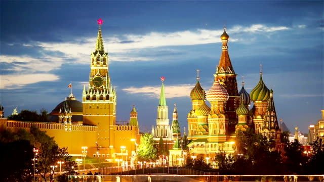 Vista-panorámica-de-la-señal-de-Moscú-durante-la-puesta-de-sol-del-parque-Zaryadye