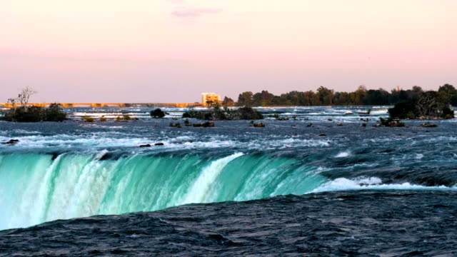 Agua-corriendo-sobre-Horseshoe-Falls,-Niagara-Falls,-Ontario,-Canadá.-Puesta-de-sol