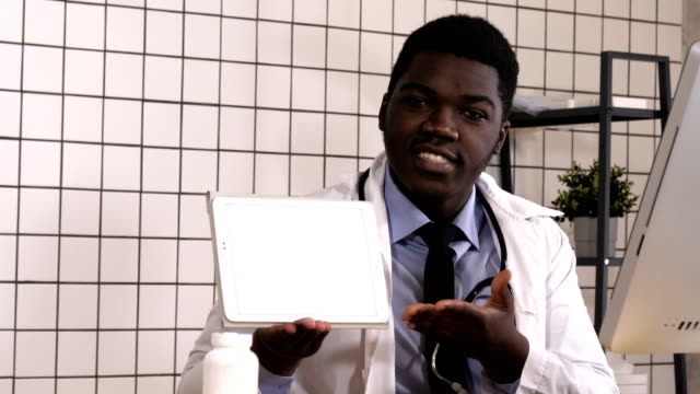 Doctor-amable-que-presenta-la-pantalla-de-la-tableta-digital.-Pantalla-en-blanco