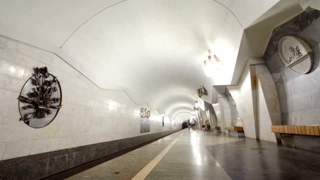 Un-tren-subterráneo-saliendo-de-la-estación-de-metro-Pushkinska-en-Saltivska-línea-de-Kharkiv-metro-timelapse-hyperlapse