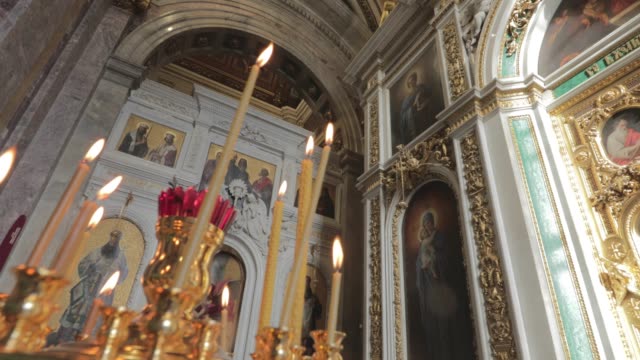 Interiores-de-la-Catedral-de-Isaac,-nadie,-el-oro-está-en-todas-partes,-iconos,-sol,-ventana-grande,-Museo,-vídeo-4k