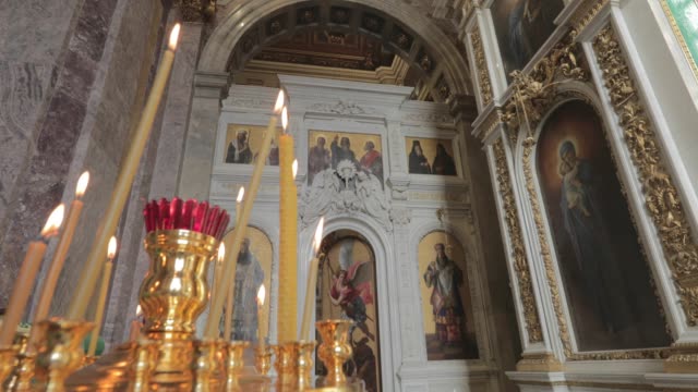 Interiores-de-la-Catedral-de-Isaac,-nadie,-el-oro-está-en-todas-partes,-iconos,-sol,-ventana-grande,-Museo,-vídeo-4k