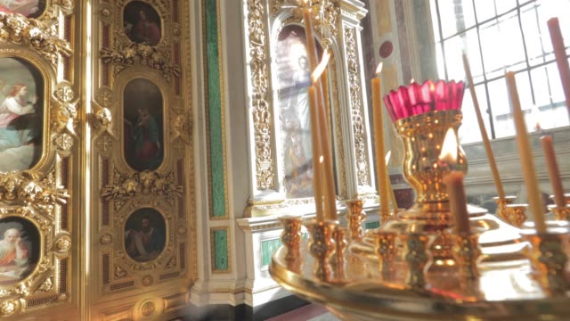 Interiors-of-Isaac-cathedral,-nobody,-gold-is-everywhere,-icons,-sun,-big-window,-museum,-4k-video