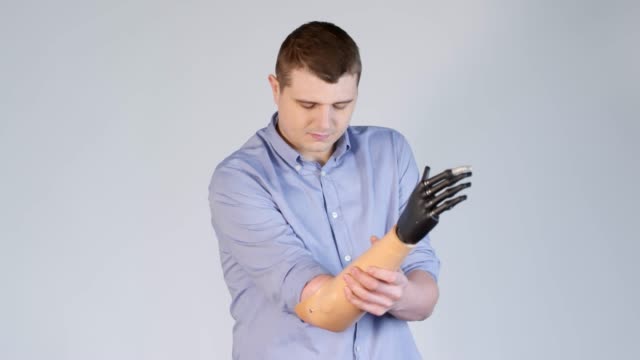 Amputierte-Mann,-der-Prothesen-Arm-anschlägt