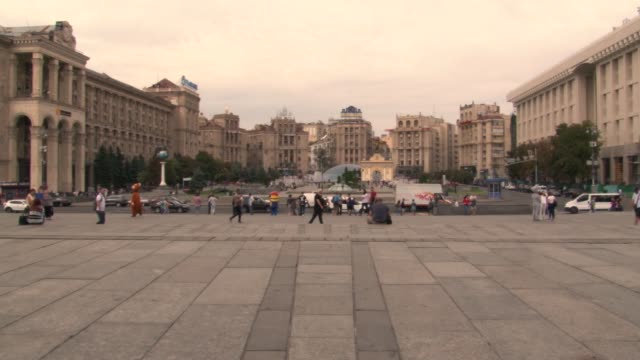 TIMELAPSE,-KIEV,-Ucrania,-Plaza-de-la-independencia:-en-el-centro-de-ciudad-un-movimiento-grande-de-la-gente-y-del-tráfico-del-vehículo.-En-el-primer-plano-un-lugar-de-la-copia.-Plaza-de-la-independencia