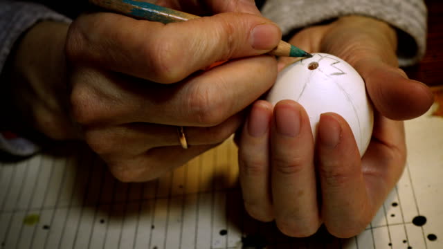 Weiblicher-Handwerker-malt-Osterei-traditionell-Folk-Prozess-erstellen-Schicht-für-Schicht-mit-dem-Wachs-und-mit-bunten-Farben-aus-der-Nähe
