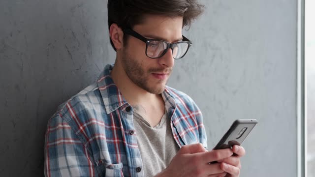 Junger-Mann-Textnachrichten-auf-Handy
