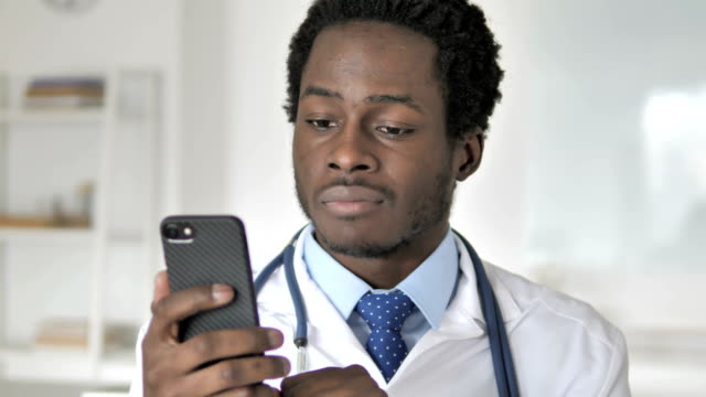 Doctor-africano-usando-smartphone