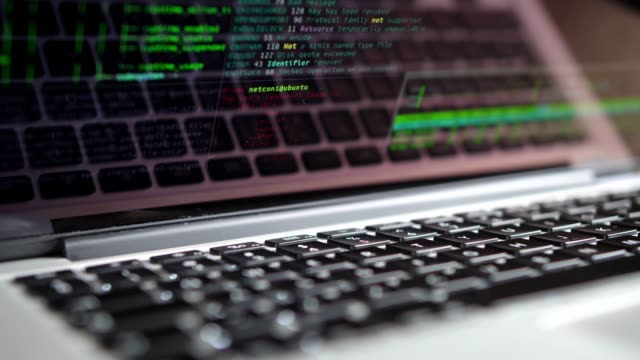 Computerkonsole-programmieren-Hacking-Code-auf-Laptop-Bildschirm-angezeigt