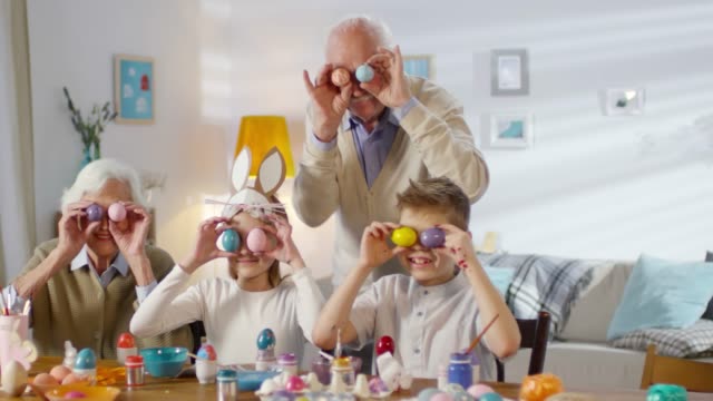 Familia-sosteniendo-huevos-de-Pascua-sobre-los-ojos