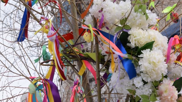 Osterbaum,-Weide-mit-dekorativen-Eiern-und-farbigen-Bändern,-Ferienhintergrund