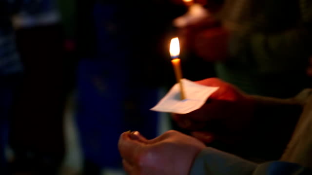 Kerzen-in-den-Händen-von-Gläubigen-in-der-russisch-orthodoxen-Kirche