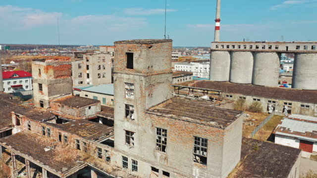 Los-edificios-industriales-de-la-fábrica-abandonada
