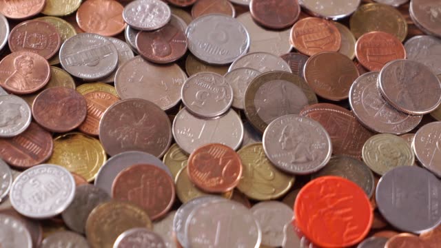Viele-verschiedene-Münzen-auf-dem-Tisch.-Hintergrund-der-Münzen.