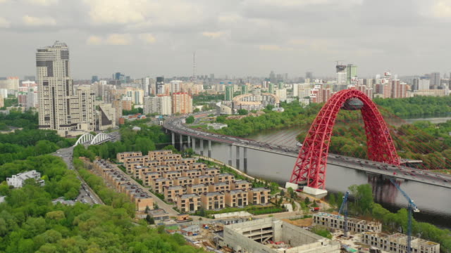 Luftaufnahme-der-modernen-Kabelbrücke