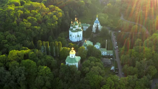 Vista-aérea-del-monasterio-de-Vydubychi,-al-atardecer,-Kiev,-Ucrania