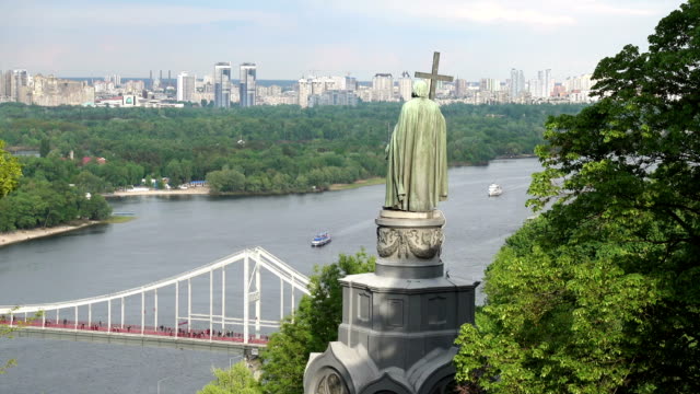 Monumento-a-Vladimir-el-Bautista-de-Rus-y-el-puente-peatonal-en-Kiev-en-un-soleado-día-de-primavera