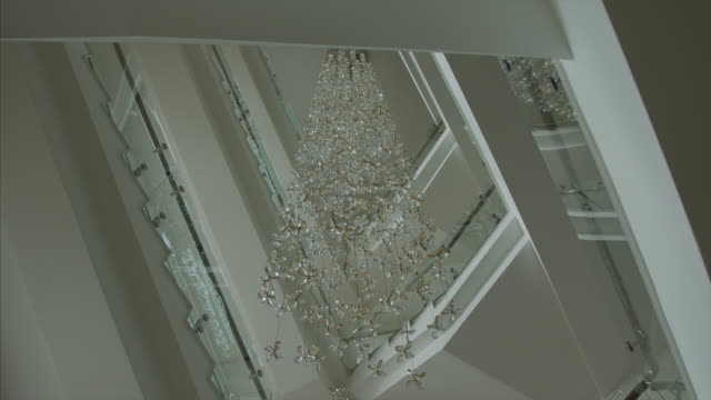Luxuriöser-großer-Kristallleuchter-hängt-in-der-Halle-blackmagic-ursa-mini-4.6k