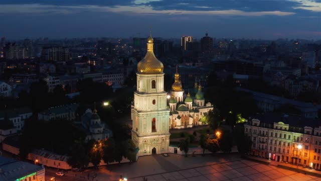 Flug-in-der-Nacht-über-die-Kathedrale-von-Sofia-in-Kiew