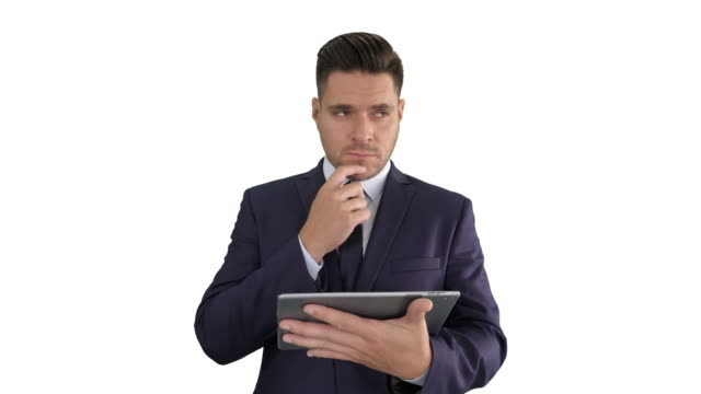 Junger-Geschäftsmann-schaut-auf-Tablet-und-denkt-auf-weißem-Hintergrund