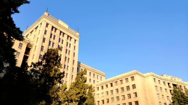 Vista-de-edificio-de-la-industria-estatal-o-Gosprom-construido-en-arte-de-la-construcción-sobre-el-cielo-azul,-rayo-de-sol-en-el-cielo
