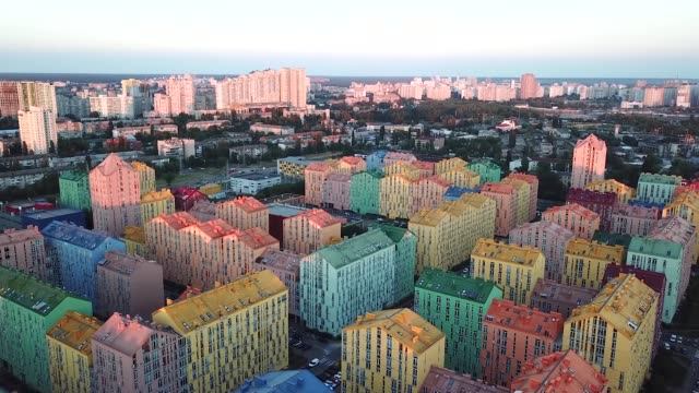 Top-Ansicht-Luftaufnahmen-von-Comfort-Town.-Bunte-Gebäude-in-Kiew,-Ukraine