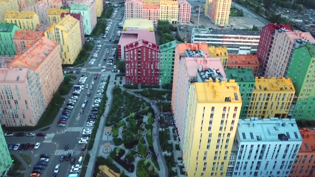 vista-superior-de-un-acogedor-distrito-colorido,-casas-de-colores-y-carreteras-llenas-de-coches,-Comfort-Town-en-Kiev,-Ucrania