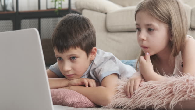 Children-watching-movie-at-home