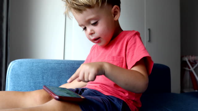 Inhalt-Kind-spielen-Smartphone-auf-dem-Sofa