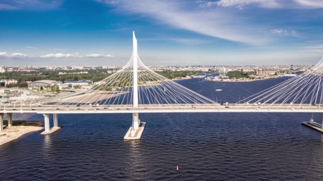 Die-kabelgebundene-Brücke-über-das-Petrovsky-Fairway-des-westlichen-Hochgeschwindigkeitsdurchmessers.-St.-Petersburg.-Russland
