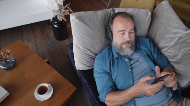 Mann-liegt-auf-Couch-und-erhält-Sonic-Therapie