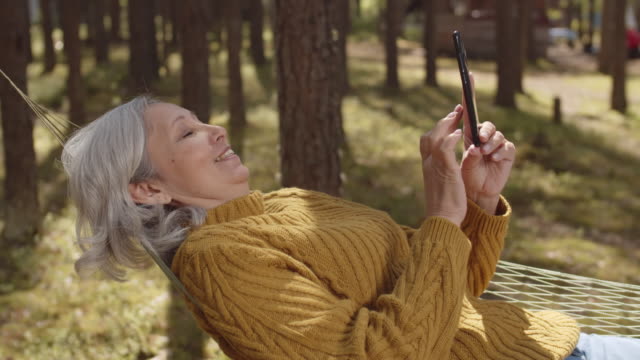 Aged-Woman-Resting-in-Hängematte-im-Freien
