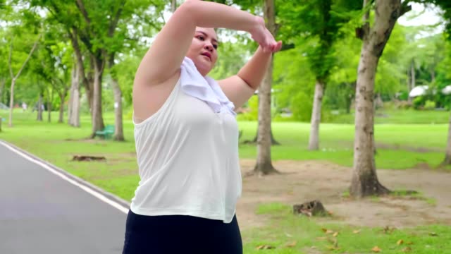 Große-bauen-junge-Frau-trainieren,-um-Gewicht-im-Park-zu-verlieren