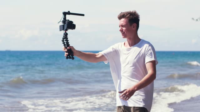 Ein-männlicher-Vlogger,-der-mit-der-Kamera-spricht-und-Inhalte-für-soziale-Medien-filmt.