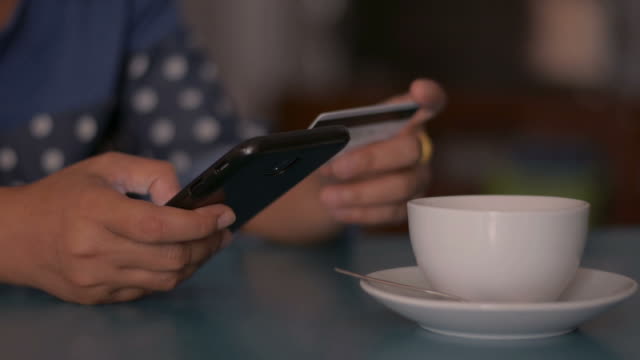 Frau-einkaufen-online-zu-Hause-mit-Kreditkarte,-Online-Banking-mit-Smartphone.