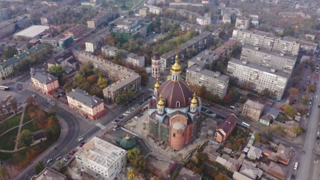 Eine-große-orthodoxe-Kirche-im-Stadtzentrum-aus-der-Vogelperspektive.