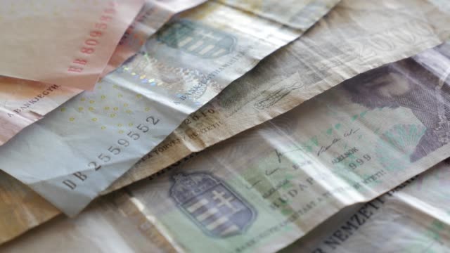 Ungarische-Forint-Banknoten-für-Geschäftskonzept-Hintergründe-4K-arrangiert