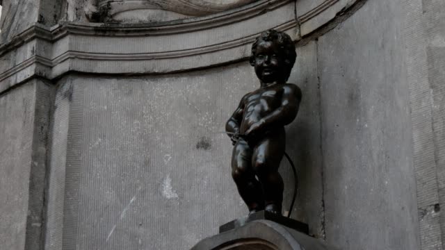 Manneken-Pis,-una-pequeña-escultura-de-bronce,-un-famoso-monumento,-en-Bélgica-en-primavera