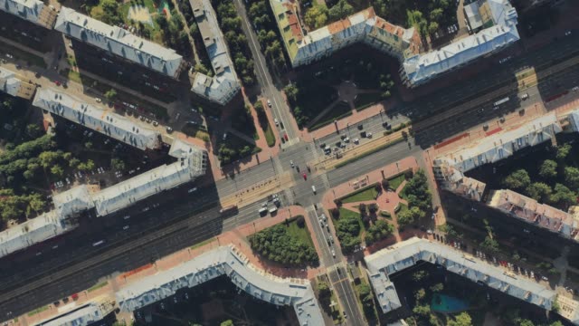 Hyperlapse-aerial-view-of-cars-moving-around-the-intersection