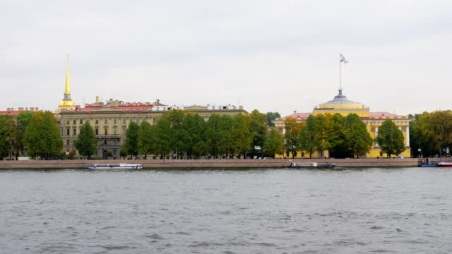 Blick-auf-Gebäude-in-Sankt-Petersburg-vom-Fluss-am-Herbsttag
