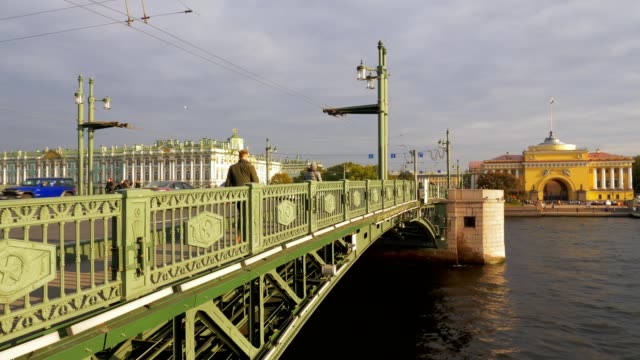 Stadtbewohner-und-Verkehr-bewegen-sich-auf-der-Palastbrücke-in-Sankt-Petersburg