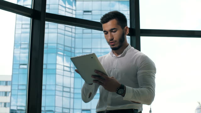 Geschäftsmann-mit-digitalem-Tablet-im-Büro