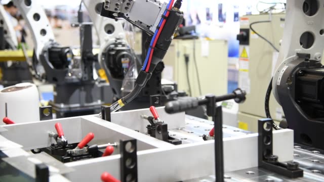 Brazo-robótico-trabajando-en-fábrica