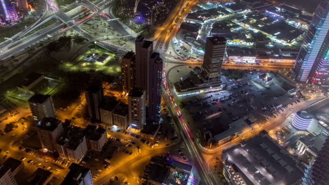 Skyline-mit-Wolkenkratzern-Nacht,-Timelapse-in-Kuwait-Stadt-Innenstadt-beleuchtet-bei-Dämmerung.-Kuwait-Stadt,-Naher-Osten