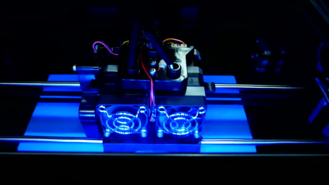 3D-Drucker-für-Druckermodell.-Arbeiten-im-Labor,-3D-Drucktechnologie,-Qualität-UHD-Videomaterial