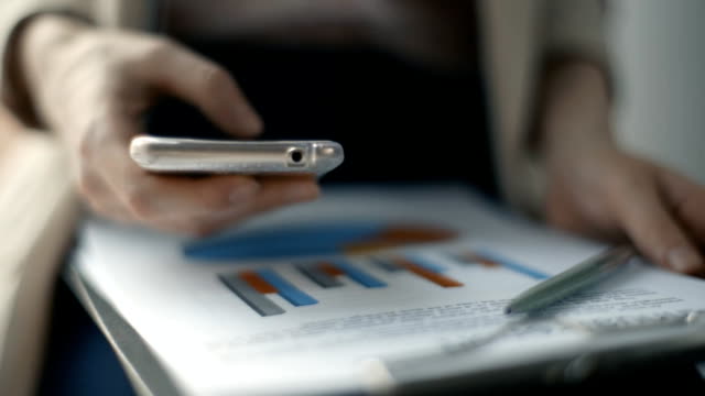 Geschäftsmann-Anlageberater-Unternehmen-jährliche-Finanzbericht-Bilanz-arbeiten-mit-Dokumenten-Grafiken-zu-analysieren.-Konzept-Bild-von-Wirtschaft,-Markt,-Büro,-Geld-und-Steuern
